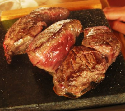 Gebakken struisvogelbiefstuk met groente en aardappels